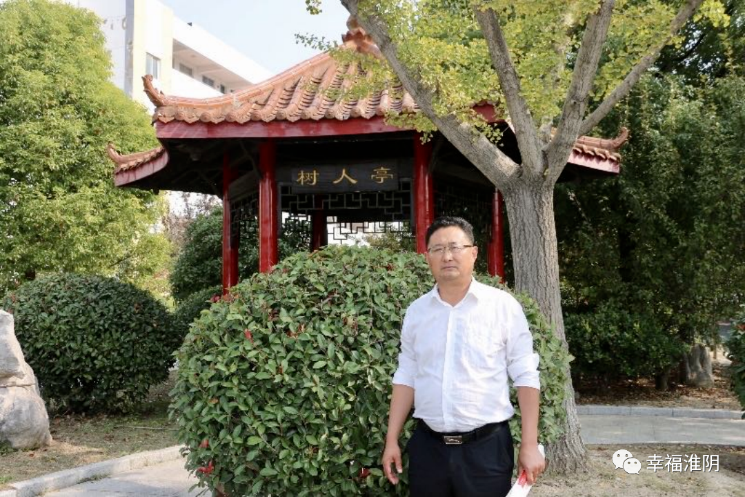 學習身邊榜樣丨甘為人梯托青雲 提筆黑白(bái)寫春秋